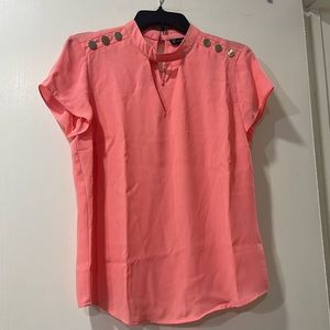 BUTTON-DETAIL KEYHOLE CUT-OUT TOP